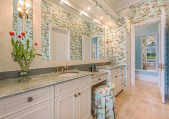 8 Absolutely Stunning Bathroom Wallpaper Ideas That You’ll Love